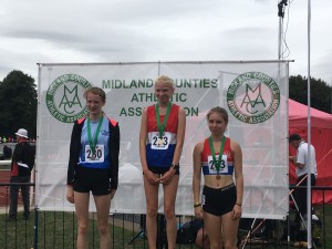 Lizzie Gold and Misha Bronze in the U/17 Women's 3000m